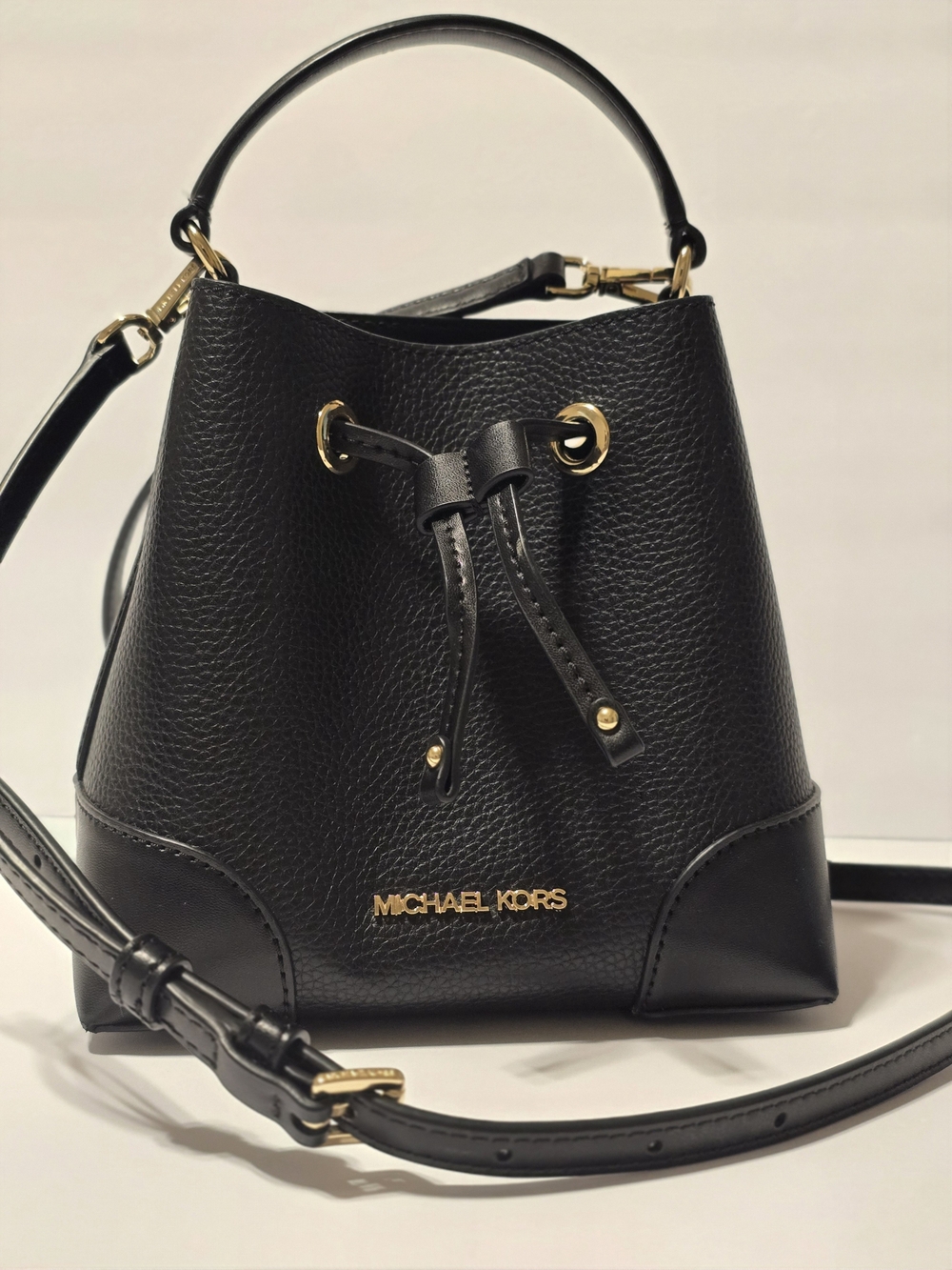 Like New Michael Kors Mercer Gallery Pebbled Leather Bucket Bag – Black